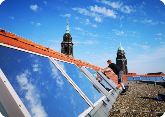 Anbringung einer Sonnenschutzfolie auf mehreren Dachfenstern mit schöner Aussicht
