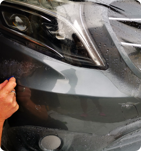Steinschlagschutzfolie an einer Frontstoßstange bei einem Mercedes Benz