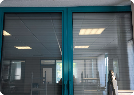 Anbringung einer Sonnenschutzfolie an einem Bürofenster - Vorher - Nachher - Vergleich